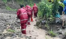 Respons Cepat Polres Sukabumi Bersihkan Longsor di Ruas Jalan Nasional Simpenan