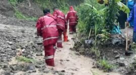 Polres Sukabumi bergerak cepat menangani longsor di Ruas Jalan Nasional Bagbagan.