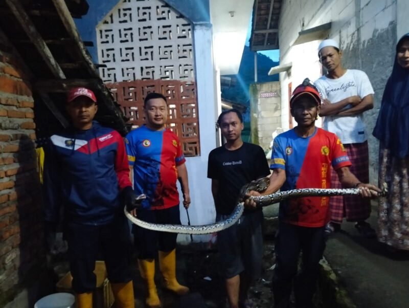 Respons cepat Damkarmat Kabupaten Sukabumi