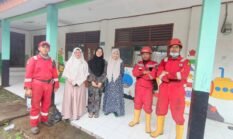 Operasi Non Kebakaran, Damkar Amankan Lingkungan Sekolah TK dari Serangan Ulat