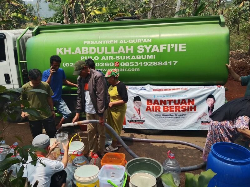 DPRD Kabupaten Sukabumi menyalurkan bantuan air bersih
