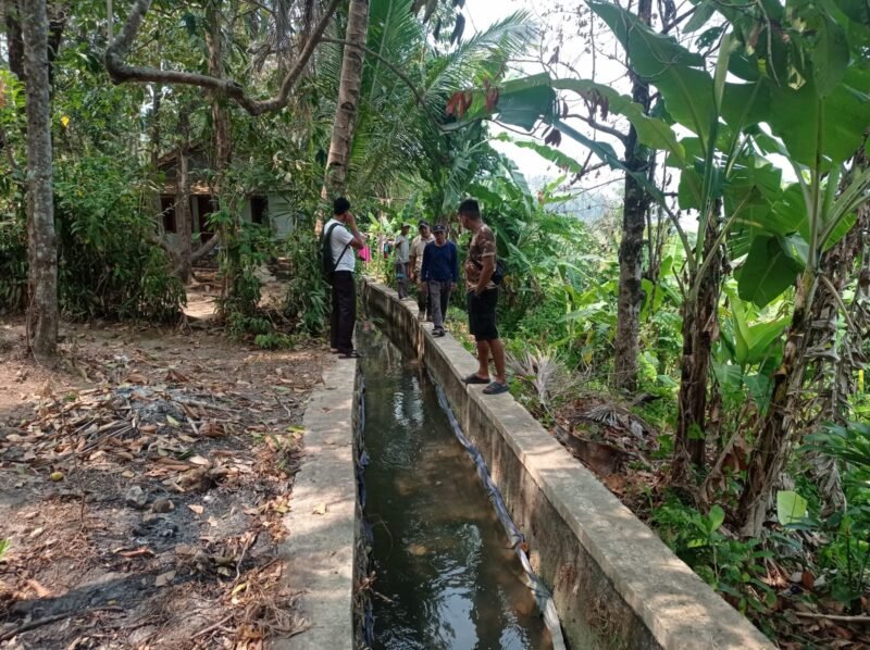 Dinas PU saat melakukan survei pada saluran Daerah Irigasi (DI) Citepus