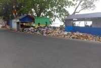 Tumpukan sampah yang meluber di sejumlah TPS kawasan wisata Karang Hawu,