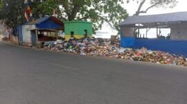 Tumpukan sampah yang meluber di sejumlah TPS kawasan wisata Karang Hawu,