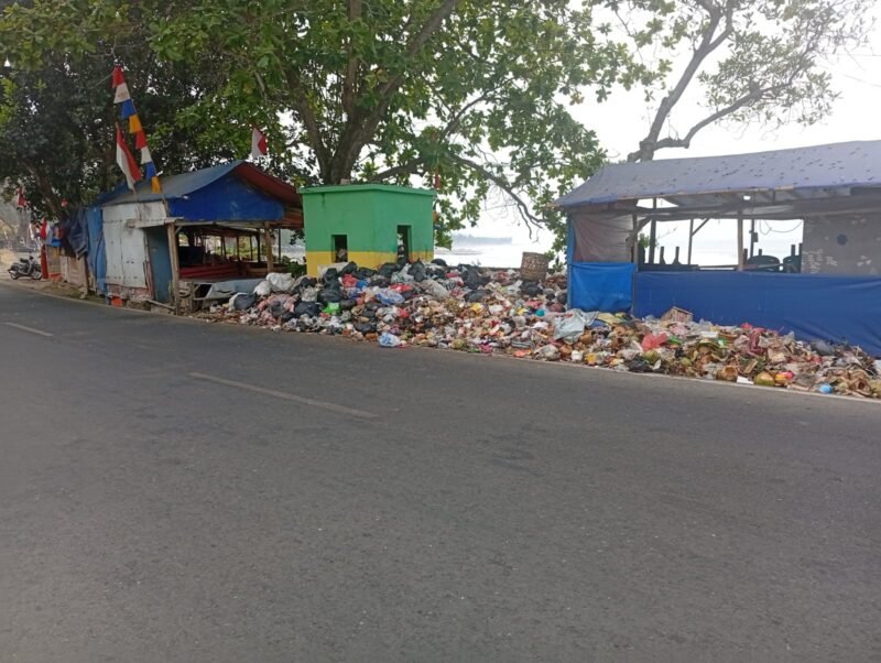 Tumpukan sampah yang meluber di sejumlah TPS kawasan wisata Karang Hawu,