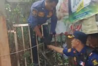 Petugas Dinas Pemadam Kebakaran dan Penyelamatan Kabupaten Sukabumi